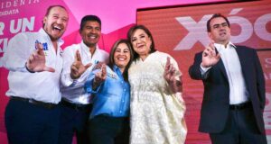 Lucía Meza Guzmán, actual candidata al gobierno de Morelos por la coalición del PRI, PAN y PRD, enfrenta serias críticas por su pasado y presente político, marcado por una aparente incongruencia ideológica. Cuando era senadora, Meza se distinguió por sus fuertes ataques contra lo que denominaba «PRIAN», acusando a estas fuerzas políticas de monopolizar el control de importantes comisiones legislativas y de resistirse a cualquier cambio durante décadas. En una de sus intervenciones más recordadas, desafió a la senadora Xóchitl Gálvez, señalando: “El PRI tenía secuestrada la comisión de presupuesto y el PAN tenía secuestrada la comisión de hacienda. Porque ahora nosotros estamos cumpliendo, senadora Xóchitl, que no les duela y no vengan aquí a esta tribuna con su doble moral cuando dicen que no aceptan cambios, no quieren discutir, cuando durante 30 años lo hicieron así, el PRIAN, ni una sola modificación dejaron hacer cuando era diputada federal de la comisión de hacienda”. Estas palabras hoy resuenan con una ironía mordaz, dado que Lucía Meza se ha unido precisamente a aquellos que antes criticaba. Esta transición ha generado desconcierto y descontento entre electores y críticos, quienes acusan a Meza de practicar la misma doble moral que anteriormente condenaba. El cambio de alianzas políticas de Meza es visto por muchos como una estrategia oportunista más que un compromiso con ideales o políticas específicas. Este giro en su carrera ha puesto en tela de juicio su credibilidad política y su coherencia ideológica. Sus detractores argumentan que sus acciones subrayan un pragmatismo político que va en deterioro de principios firmes, lo cual podría afectar su capacidad para atraer a votantes que buscan consistencia y transparencia en sus representantes. El caso de Lucía Meza resalta el dinamismo y a veces la volatilidad de las alianzas políticas en México, donde las conveniencias electorales a menudo se imponen sobre las lealtades partidistas y los compromisos ideológicos previos. Conforme se acercan las elecciones, tanto seguidores como críticos estarán atentos a cómo maneja Meza estas acusaciones de incoherencia, y si su pasado político influirá en su futuro electoral.