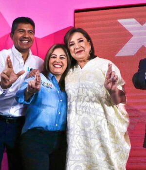 Lucía Meza Guzmán, actual candidata al gobierno de Morelos por la coalición del PRI, PAN y PRD, enfrenta serias críticas por su pasado y presente político, marcado por una aparente incongruencia ideológica. Cuando era senadora, Meza se distinguió por sus fuertes ataques contra lo que denominaba «PRIAN», acusando a estas fuerzas políticas de monopolizar el control de importantes comisiones legislativas y de resistirse a cualquier cambio durante décadas. En una de sus intervenciones más recordadas, desafió a la senadora Xóchitl Gálvez, señalando: “El PRI tenía secuestrada la comisión de presupuesto y el PAN tenía secuestrada la comisión de hacienda. Porque ahora nosotros estamos cumpliendo, senadora Xóchitl, que no les duela y no vengan aquí a esta tribuna con su doble moral cuando dicen que no aceptan cambios, no quieren discutir, cuando durante 30 años lo hicieron así, el PRIAN, ni una sola modificación dejaron hacer cuando era diputada federal de la comisión de hacienda”. Estas palabras hoy resuenan con una ironía mordaz, dado que Lucía Meza se ha unido precisamente a aquellos que antes criticaba. Esta transición ha generado desconcierto y descontento entre electores y críticos, quienes acusan a Meza de practicar la misma doble moral que anteriormente condenaba. El cambio de alianzas políticas de Meza es visto por muchos como una estrategia oportunista más que un compromiso con ideales o políticas específicas. Este giro en su carrera ha puesto en tela de juicio su credibilidad política y su coherencia ideológica. Sus detractores argumentan que sus acciones subrayan un pragmatismo político que va en deterioro de principios firmes, lo cual podría afectar su capacidad para atraer a votantes que buscan consistencia y transparencia en sus representantes. El caso de Lucía Meza resalta el dinamismo y a veces la volatilidad de las alianzas políticas en México, donde las conveniencias electorales a menudo se imponen sobre las lealtades partidistas y los compromisos ideológicos previos. Conforme se acercan las elecciones, tanto seguidores como críticos estarán atentos a cómo maneja Meza estas acusaciones de incoherencia, y si su pasado político influirá en su futuro electoral.